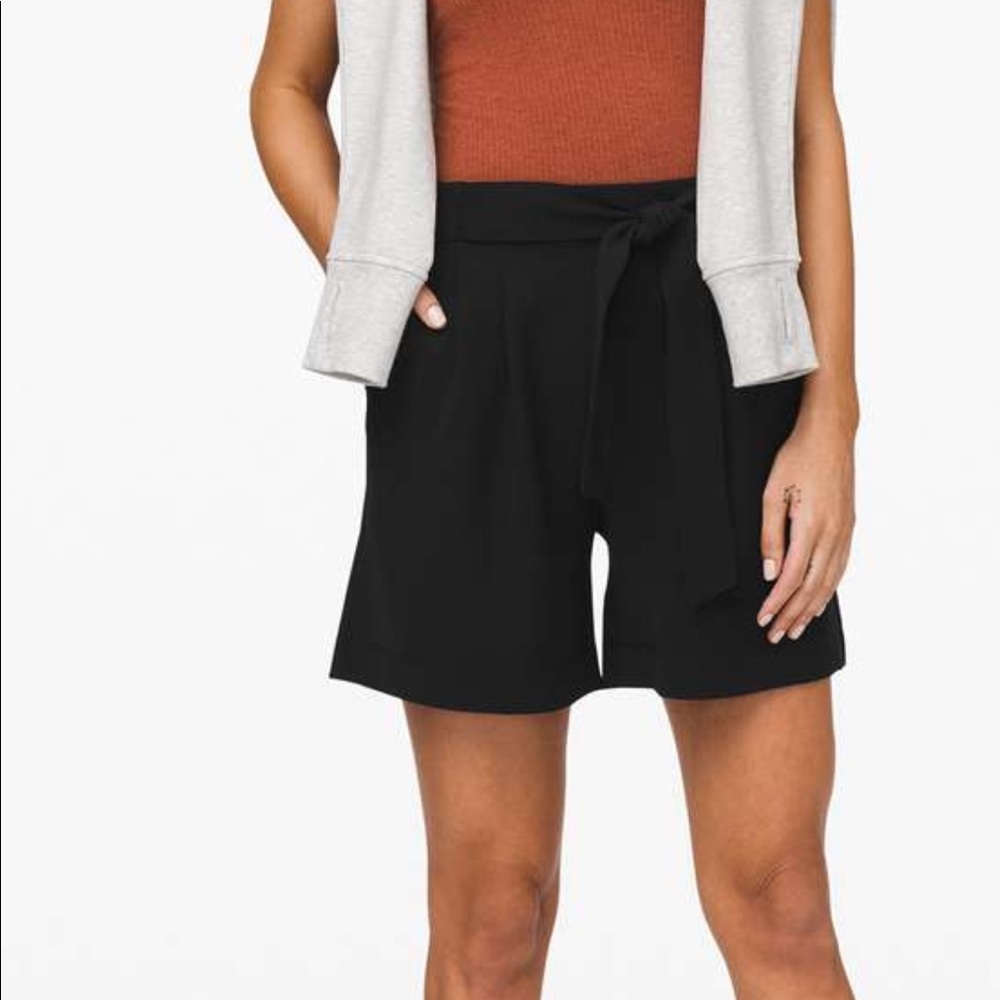 NWT Lululemon Noir 5.5” shorts